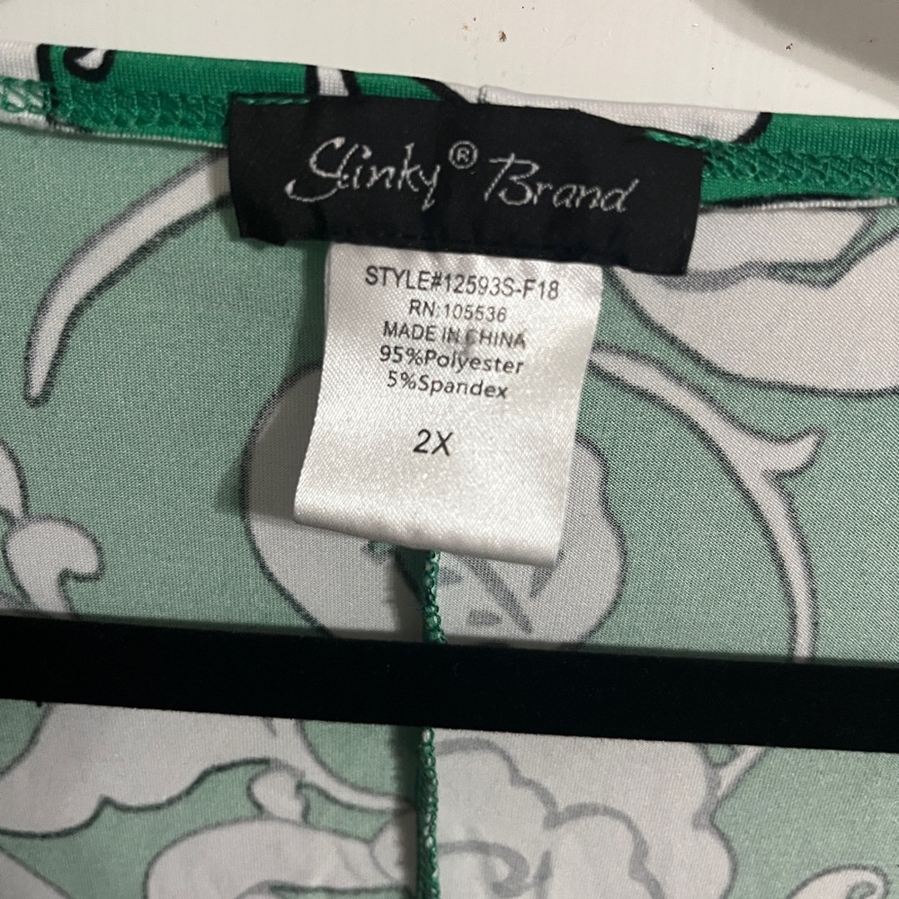 💝 2X Floral Green and White Women's Top - Picture 2 of 9